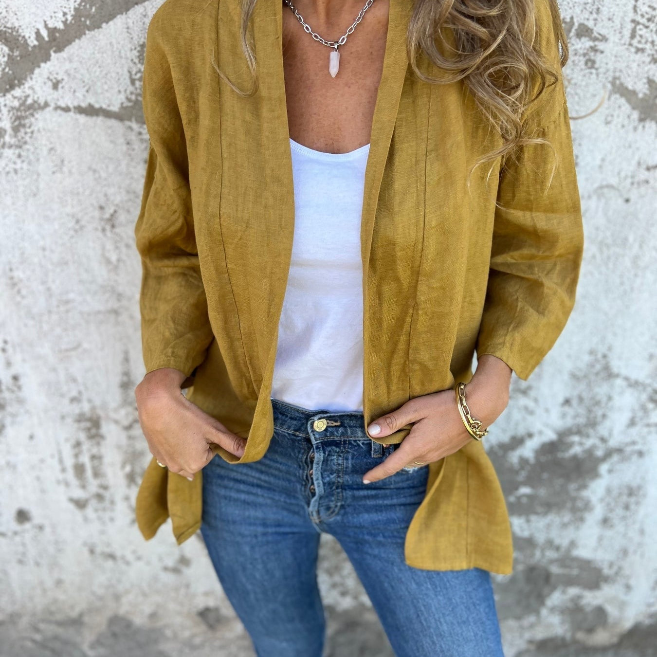 Strickjacke aus Leinen mit Rüschen